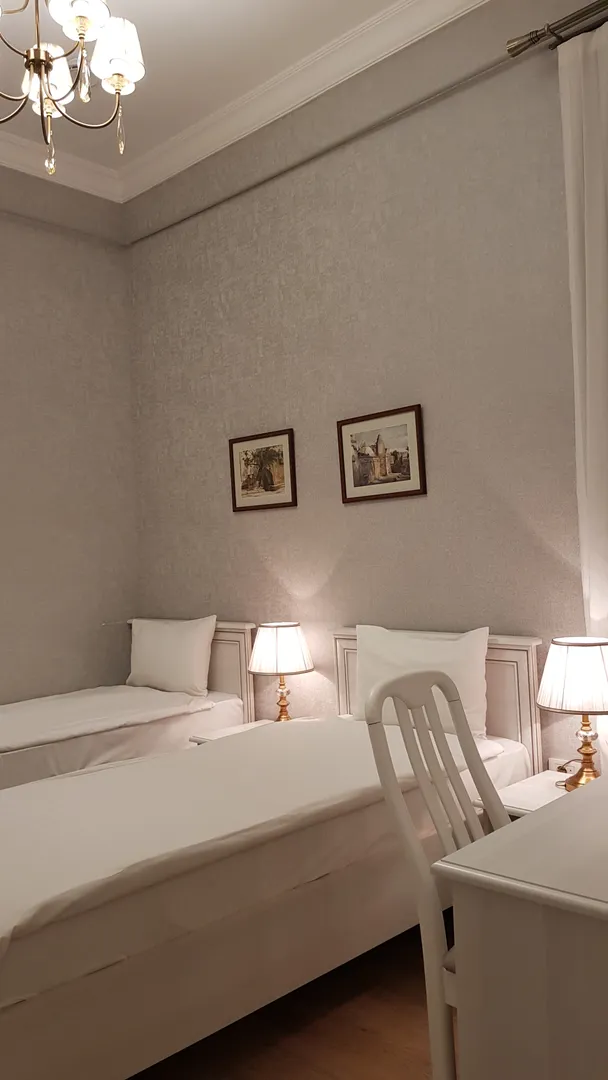 " СПАЛЬНЯ CHILDREN'S " ( s 14 м² h 3.5 м ) Две кровати 100*200 см. Две прикроватные тумбочки. Письменный стол. Настенное зеркало. Встроенный шкаф 125 *250 см. Кондиционер сплит .Канальная вентиляция. Детектор дыма.