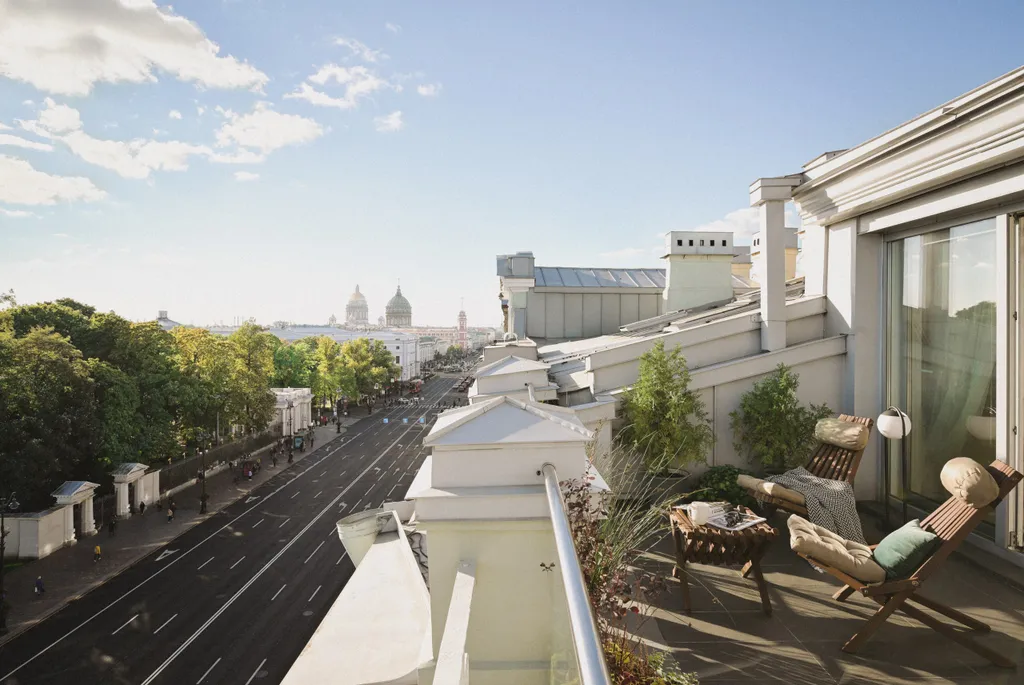 Терраса с видом на Невский