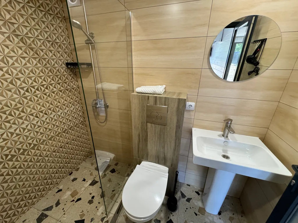 Коттедж с террасой на светлой