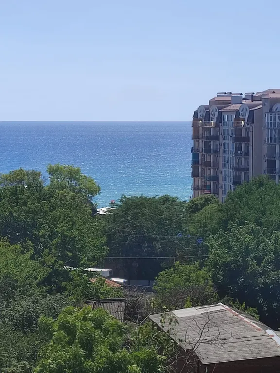 Трёхместный номер с видом на море.