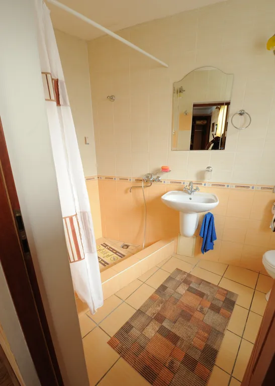 Дом с балконом, видом на море у пляжа и Воронцовского дворца