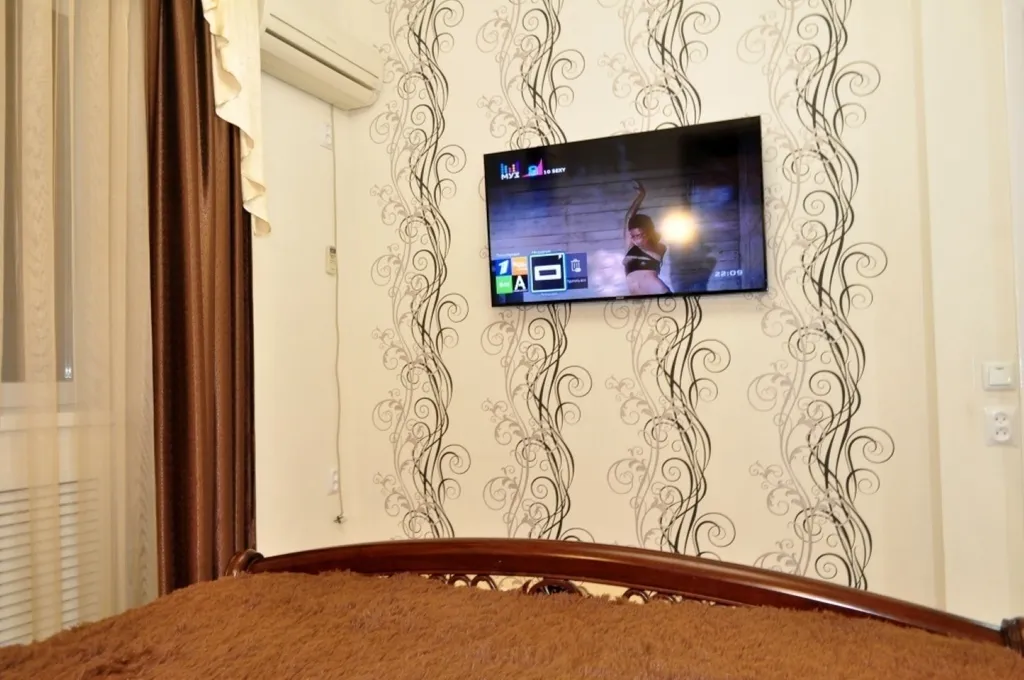 Двуxкoмнатнaя квapтиpа в доме - памятник архитектуры