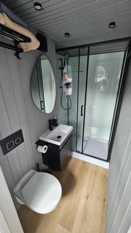 Коттедж, хаусбот на воде