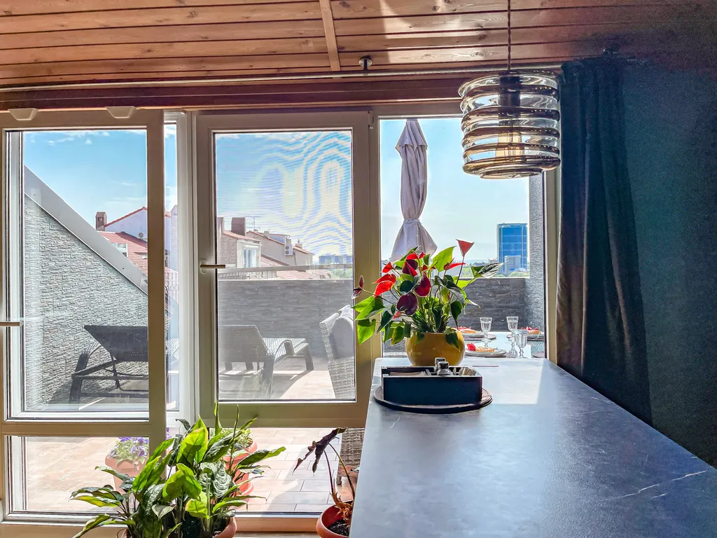 Мансарда с террасой в парке на Театральной площади