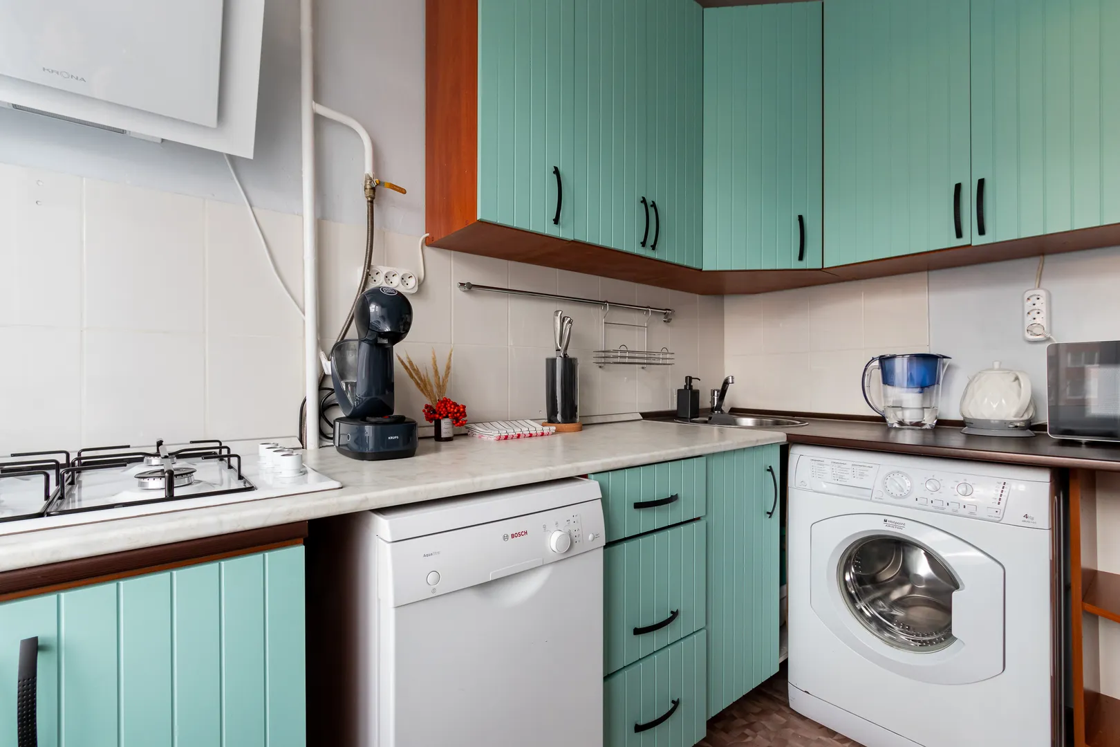 Кухня с газовой плитой, посудомоечной и стиральной машиной, кофемашиной, электрическим чайником, микроволновой печью и фильтром для воды