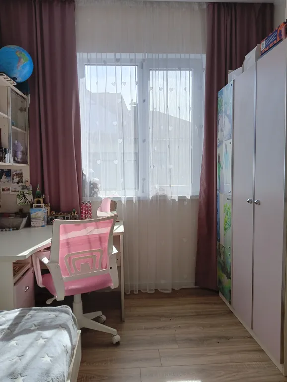 Дом с бассейном и террасой в коттеджном поселке