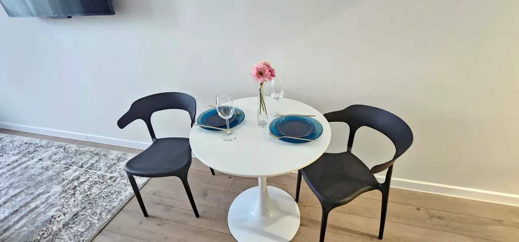 Современная студия с видом на лес