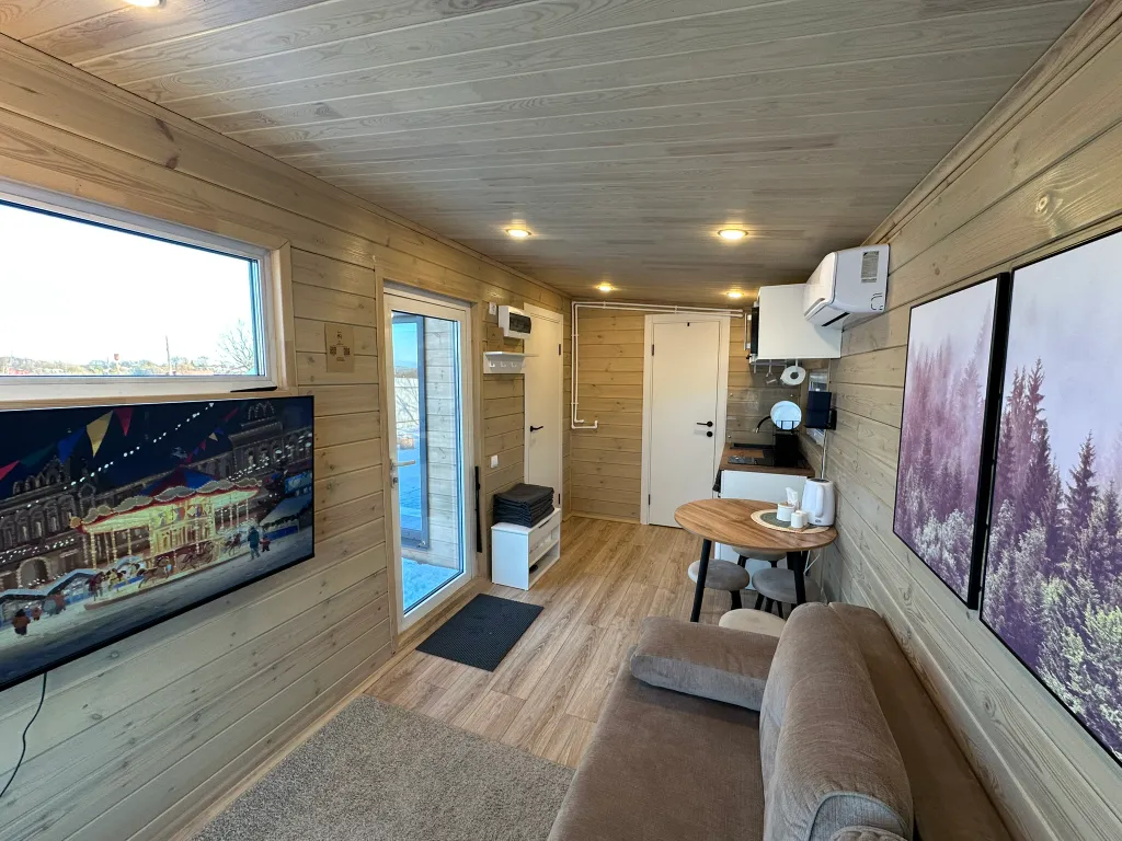 Современный дом на самом берегу реки