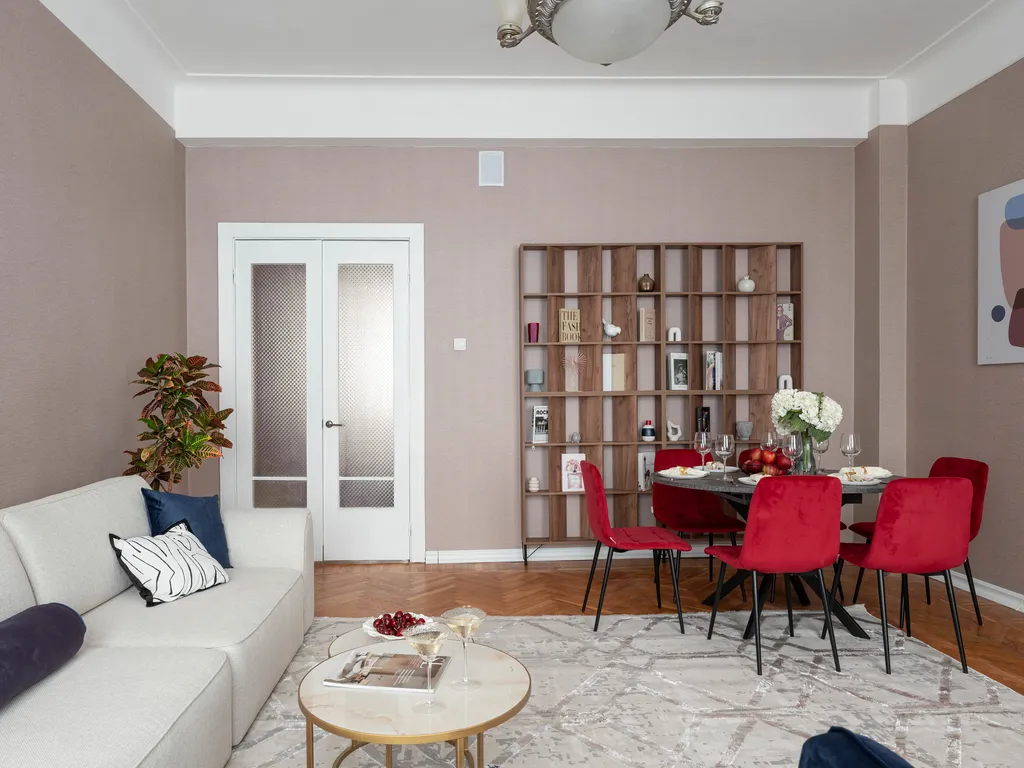 Просторная квартира с тремя спальными и балконом с видом