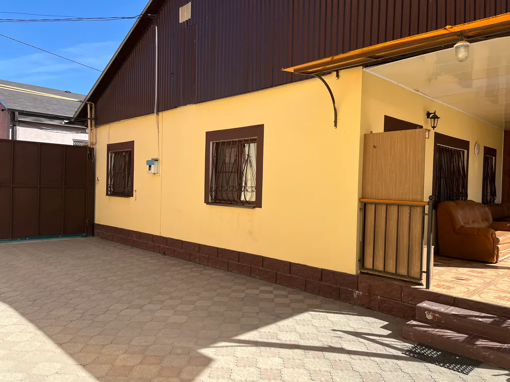 Коттедж Уютный дом с бассейном, верандой и садом — аренда посуточно в Владикавказ