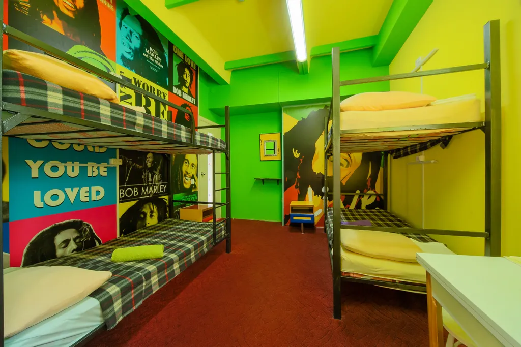 Большой дом с баней, бассейном, мангалом и парковкой