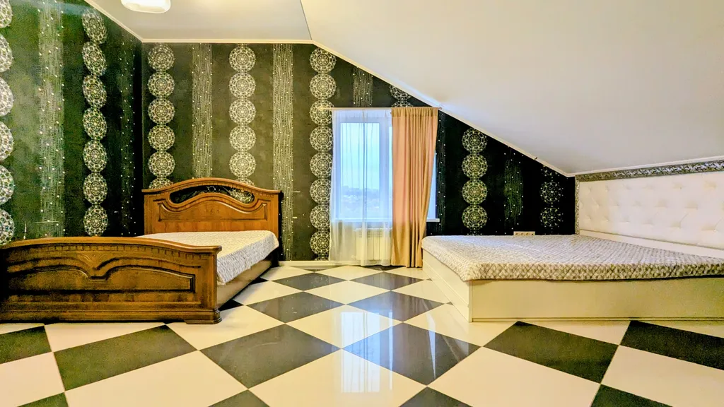 Дом с большой и крытой беседкой и с сауной