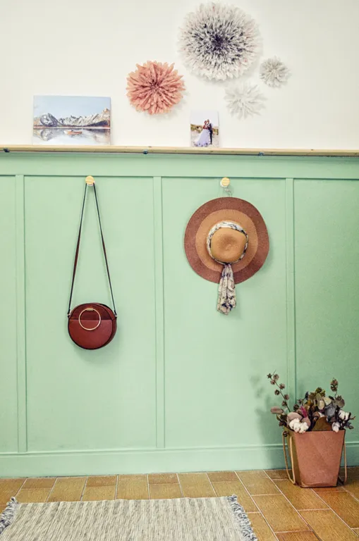 Комната в необычной квартире с видом на ручей и деревья (см. описание)