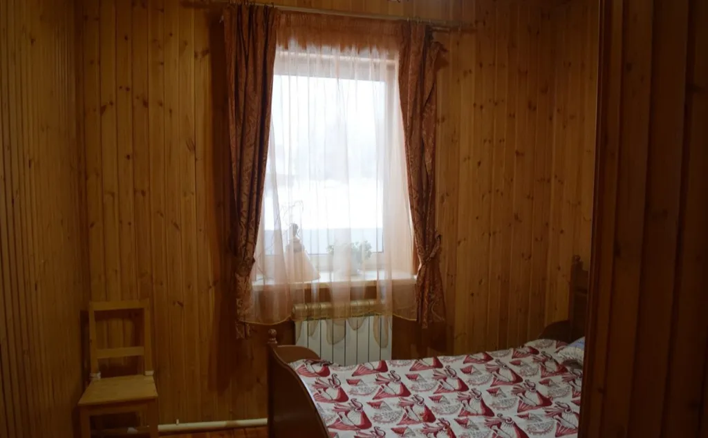 Двухэтажный дом за городом