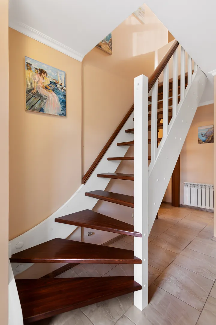 удобная деревянная лестница на второй уровень к спальням