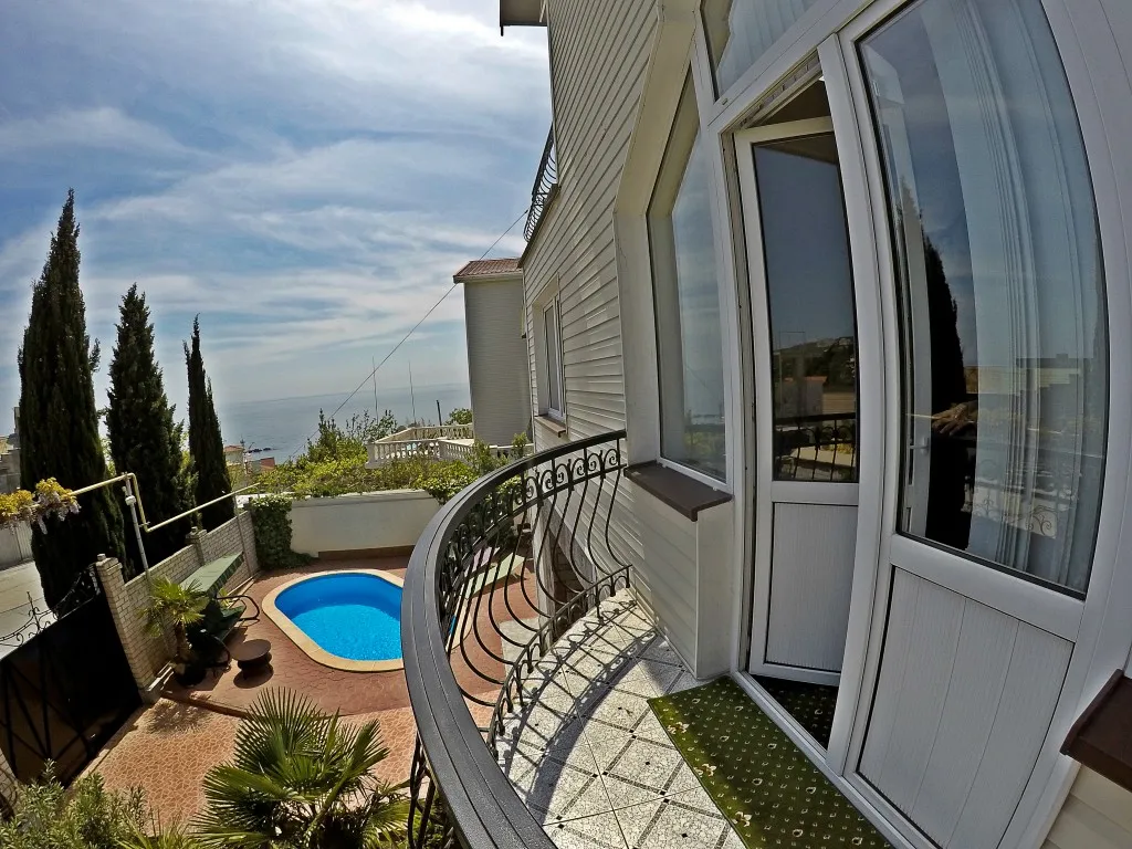 Дом в Ялте с бассейном и сауной