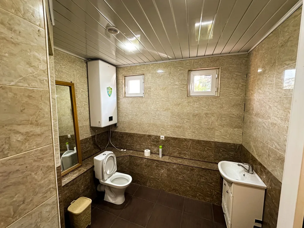 Уютное место отдыха для большой веселой компании с танцполом и баром