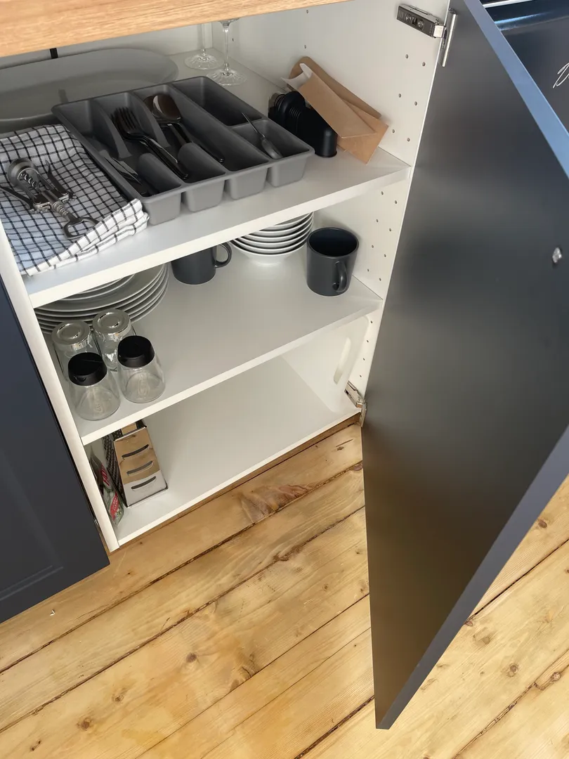 Кухня - кухонные шкафы с посудой