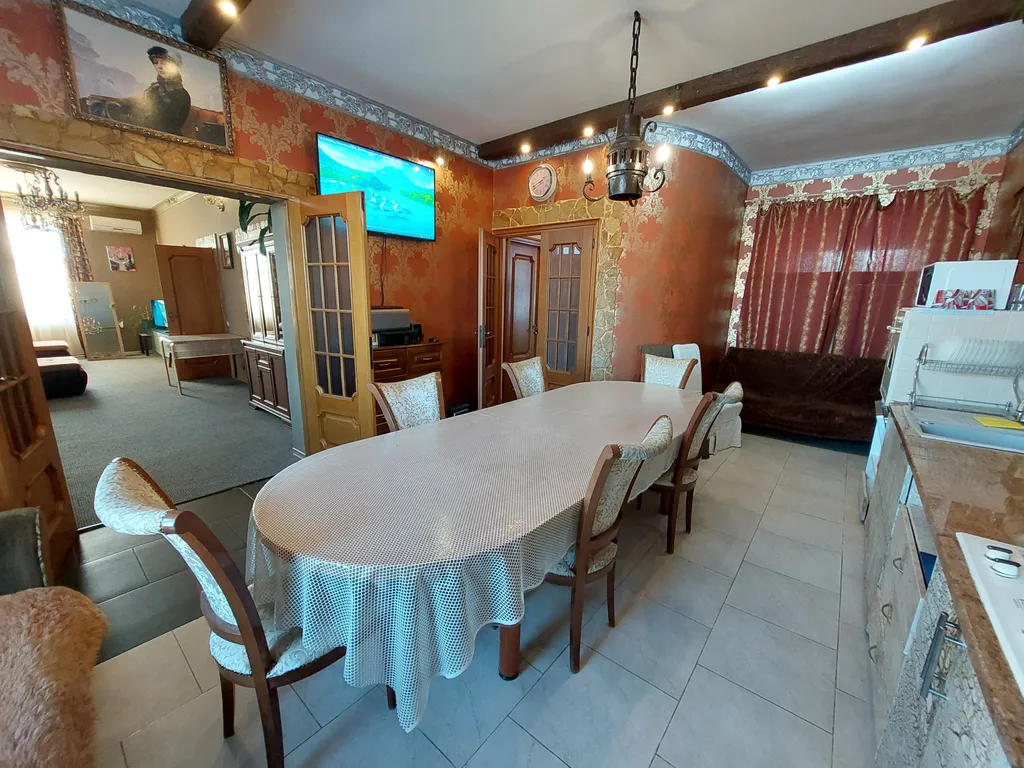 Коттедж с гостиной и столовой