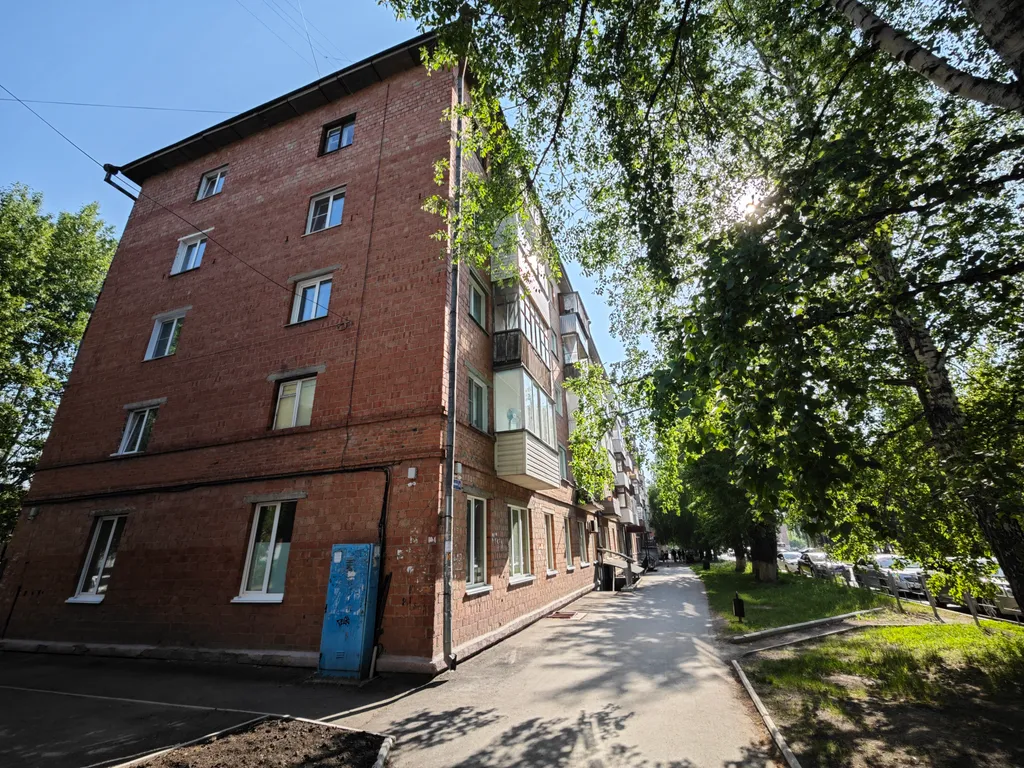 Калина Юрга у кинотеатра Эра