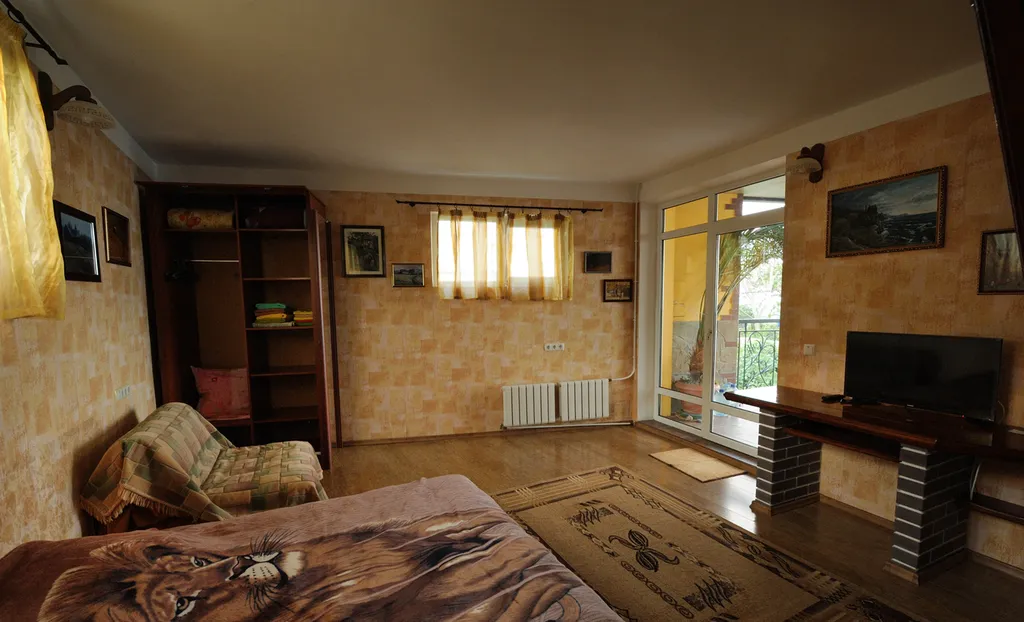 Дом с балконом, видом на море у пляжа и Воронцовского дворца