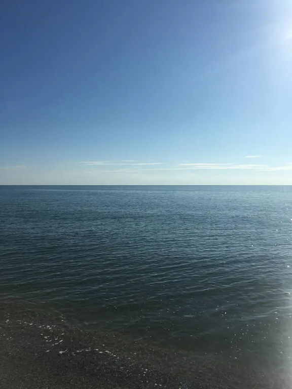 Сдается новый дом у берега моря.