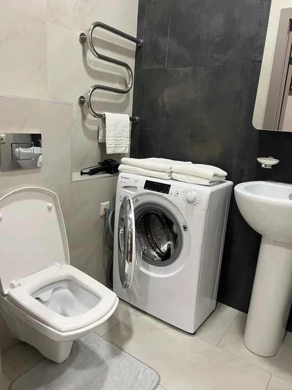 Уютная квартира с видом на морской порт и горы