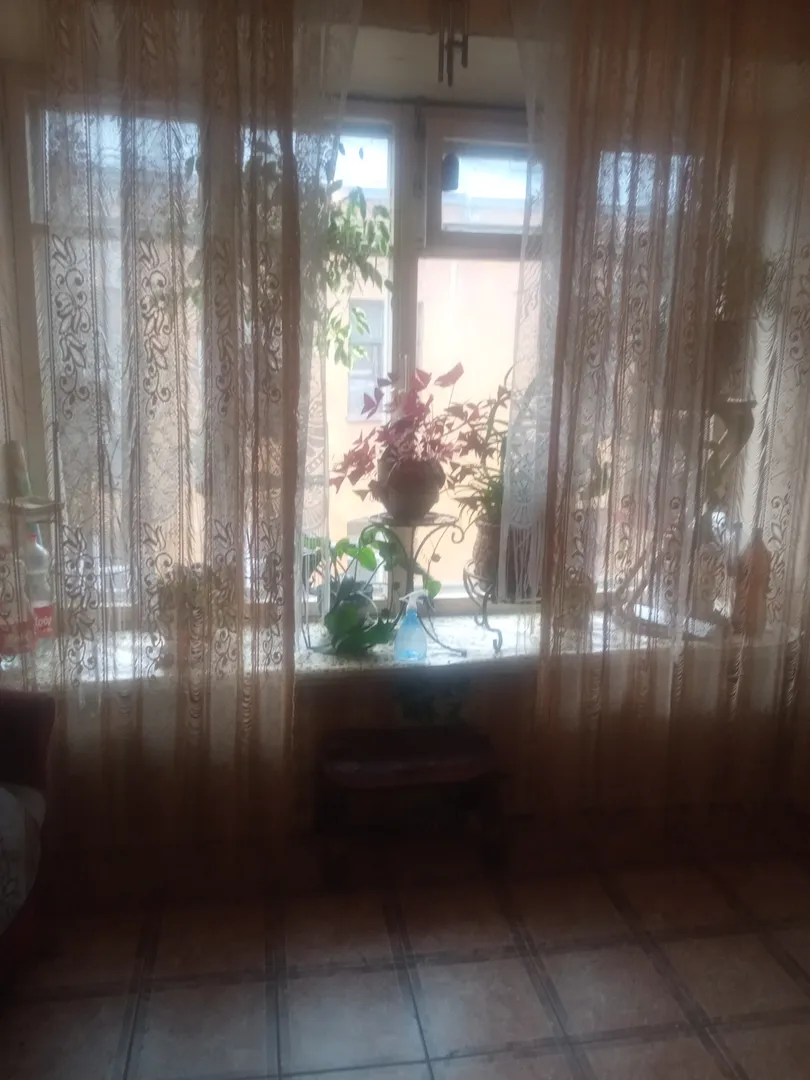 Окно в прихожей