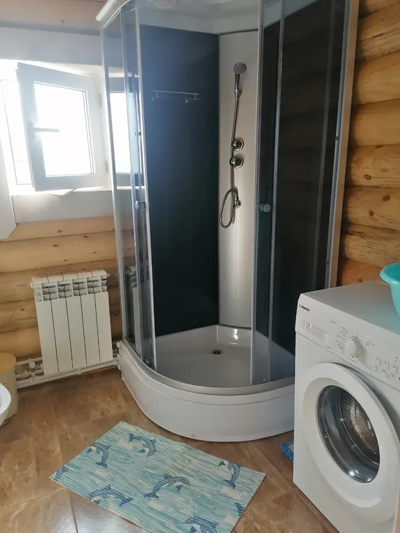 Домики на берегу моря в городе