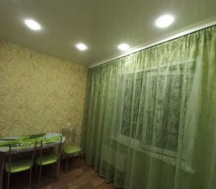 Сдается квартира в центре левобережья с двумя диванами.