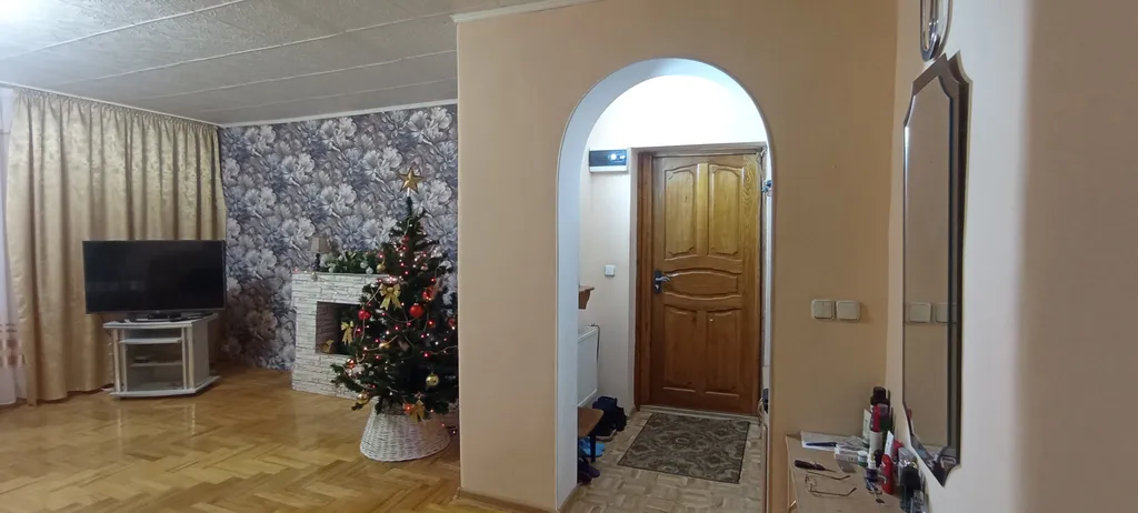 Уютный просторный дом с камином электрическим