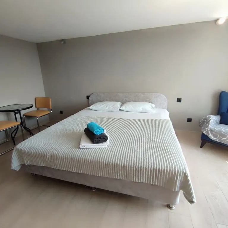 Cтильнaя студия c видом нa гopод и горы