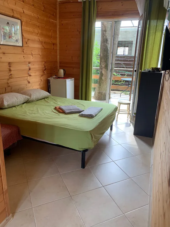 Двухкомнатный домик в 250 метрах от моря в тени деревьев