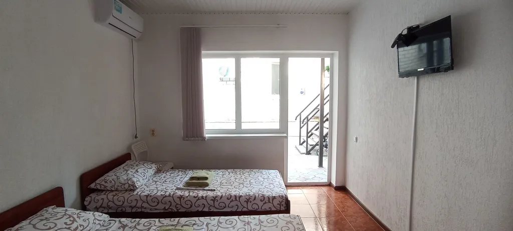 Уютный номер на первом этаже в маленьком гостевом доме с бассейном