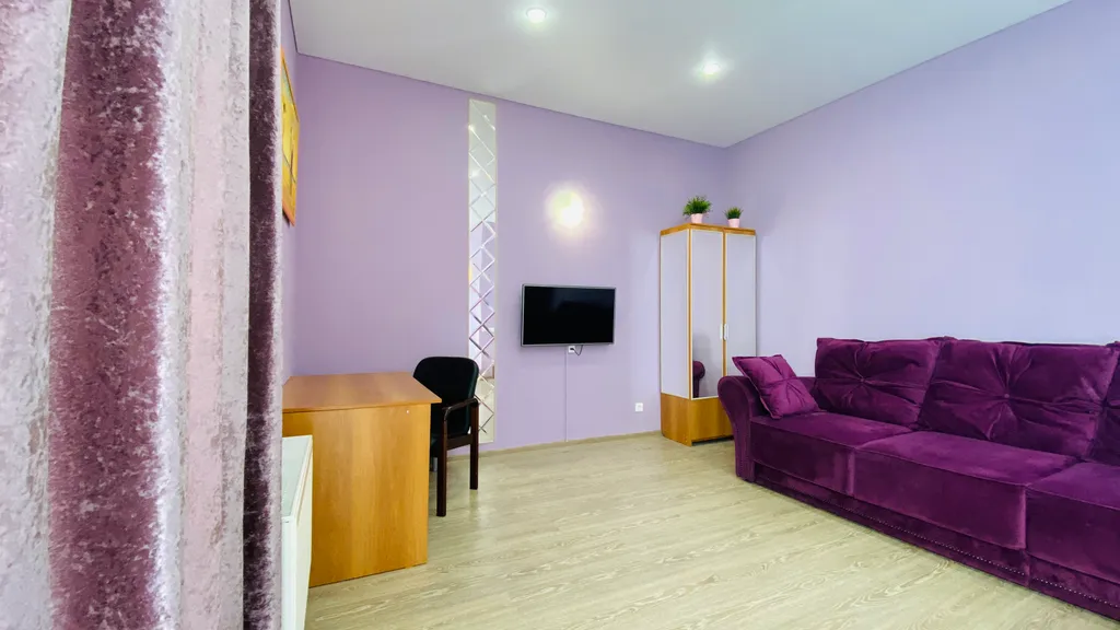 Просторная квартира с лоджией на площади Революции