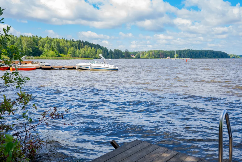 Премиальная вилла на берегу озера с выходом к пляжу