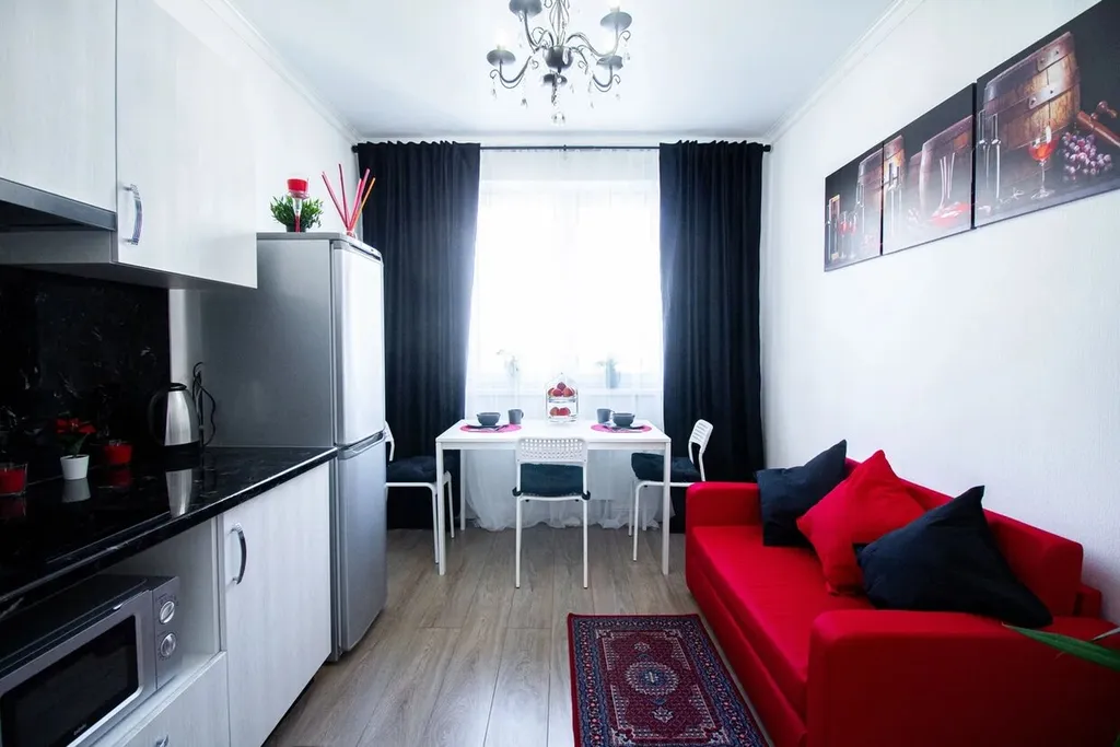 Шикарная дизайнерская квартира с кованой кроватью и камином