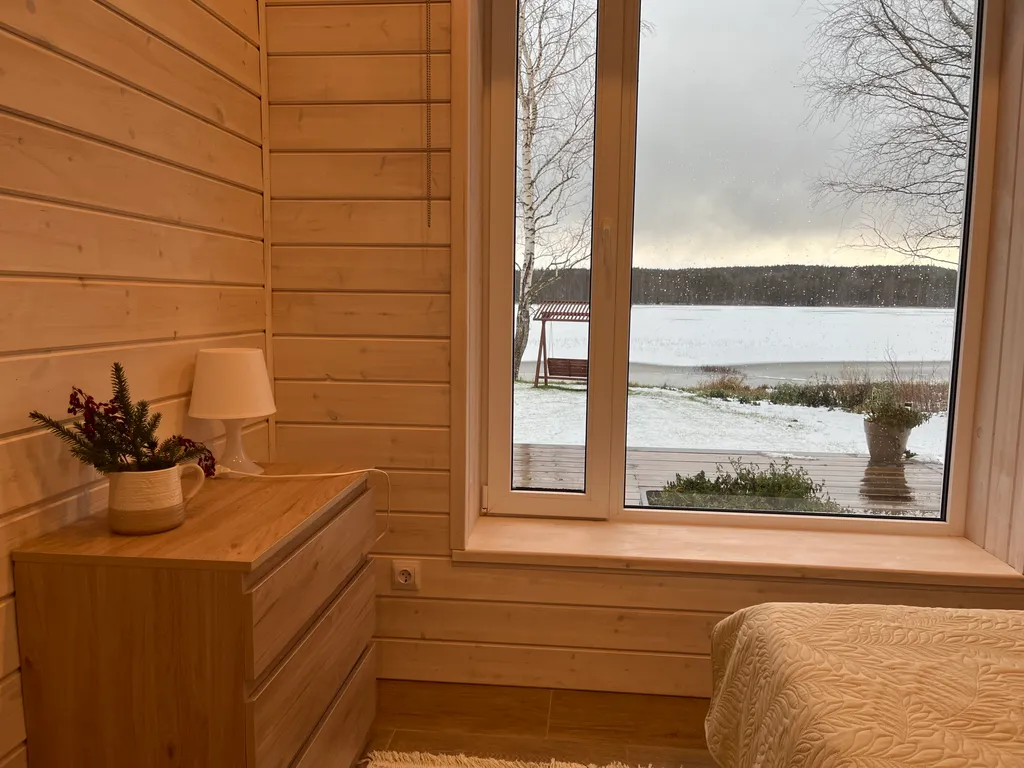 Домик в Карелии на берегу озера