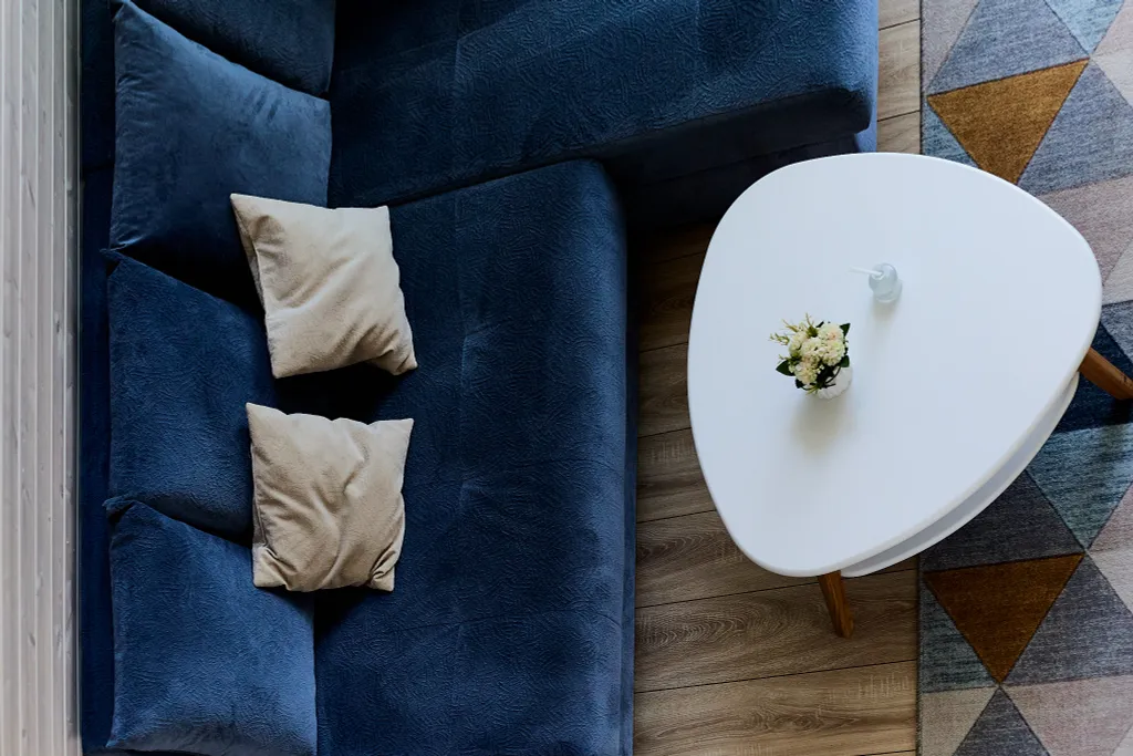 Дом-шалаш на берегу озера