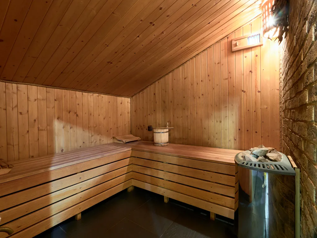 Домик с сауной и беседкой