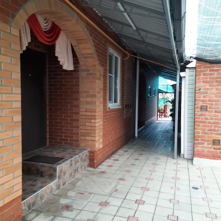 Половина двухэтажного дома у моря