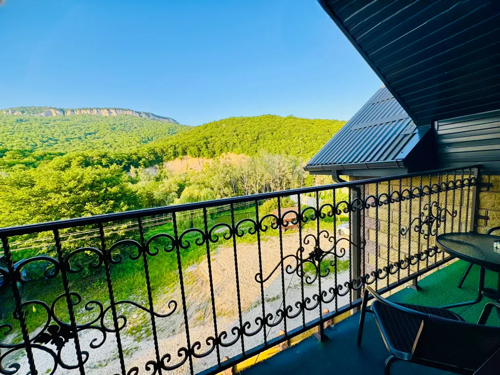 Трехместный номер 11 с балконом и видом на горы