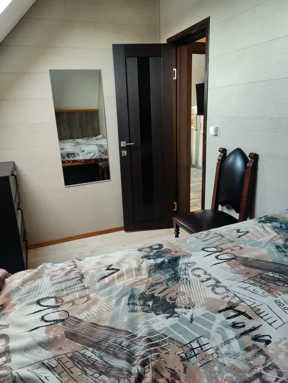 Современный дом с уличной подогреваемой купелью и сауной