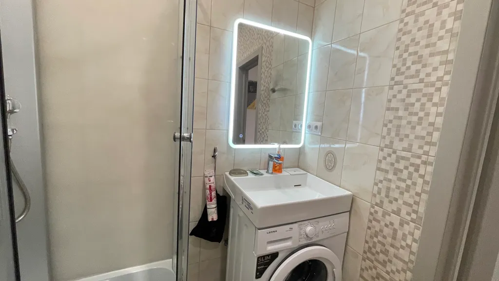 Белая студия в новом доме на центральной улице