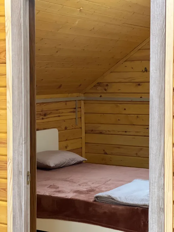 Деревянный коттедж на берегу Каспийского моря