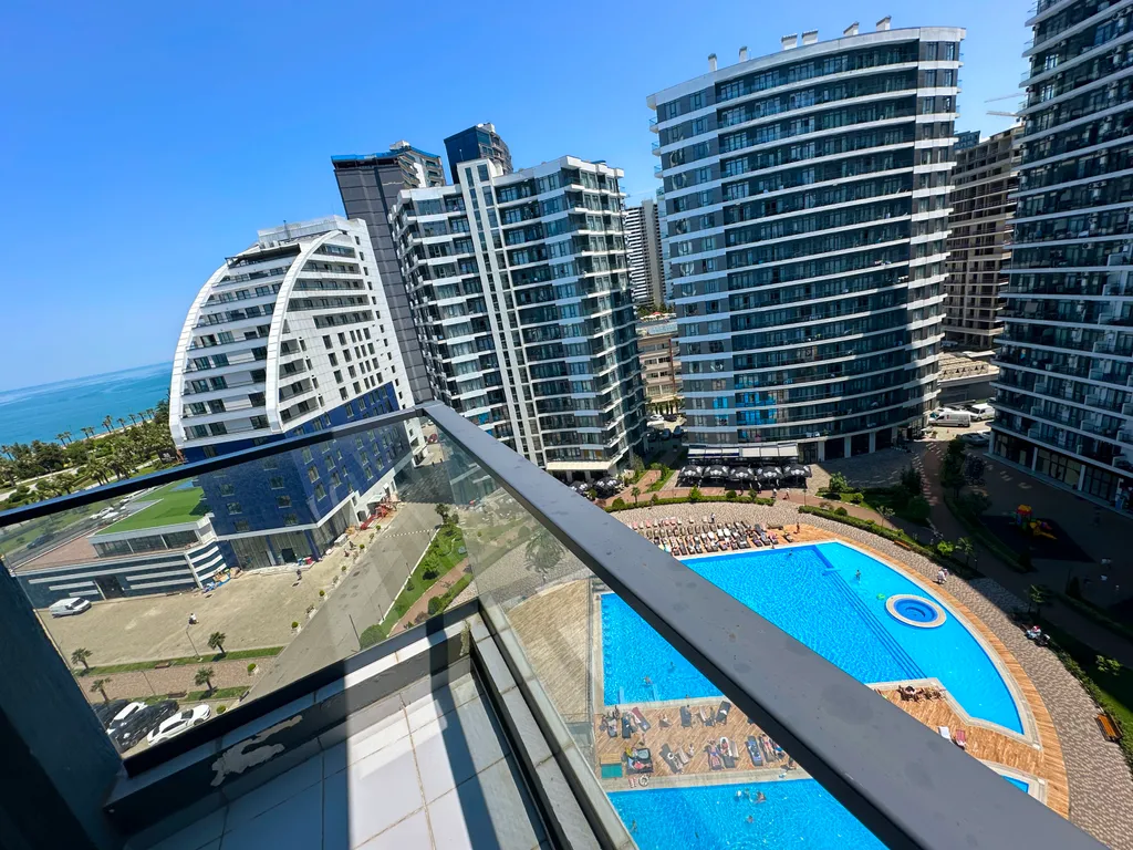 Апартаменты с видом на бассейн и море, ЖК White Sails