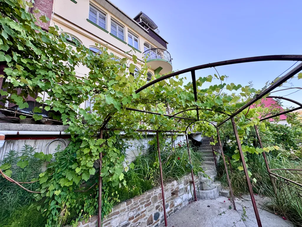 3-этажный дом с садом недалеко от моря