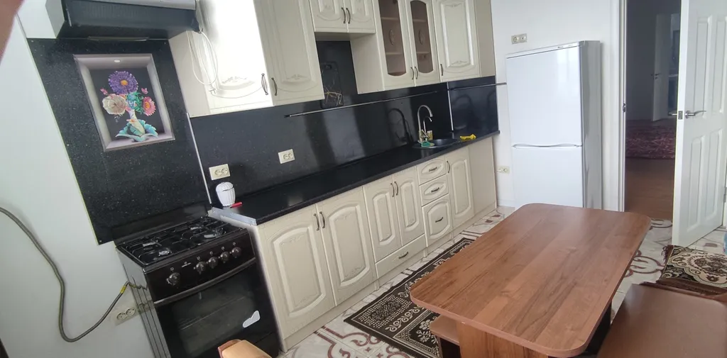 Квартира Трехкомнатная квартира в центре города, в 700 метрах от пляжа — Каспийск