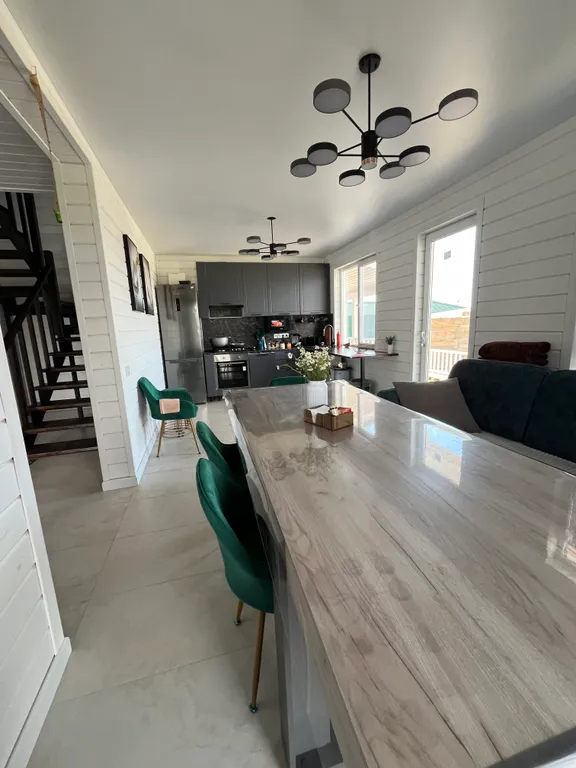 Дом с бассейном и сауной у пруда