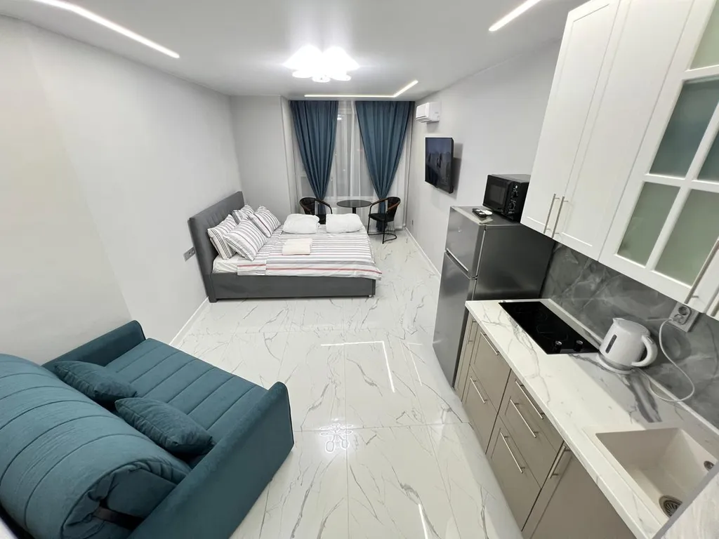 Прекрасная студия с видом на реку и город